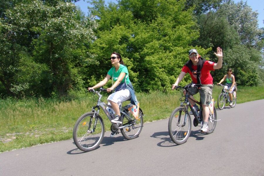 Prague: River & Park Bike Tour to Troja Chateau - Entering Prague by bike, not by checklist