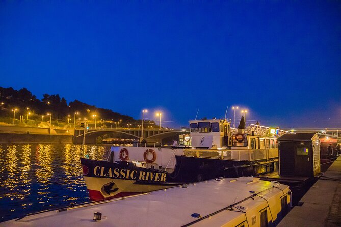 Prague: Sightseeing Boat Cruise with Buffet Dinner - Meeting at Dvorakovo Embankment, and Picking the Right Seats