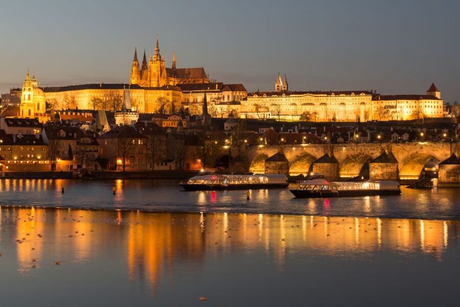 Prague: Sightseeing Dinner Cruise on Open-Top Glass Boat - The Buffet Dinner Menu: Czech Comfort With Veggie and Gluten-Free Wins