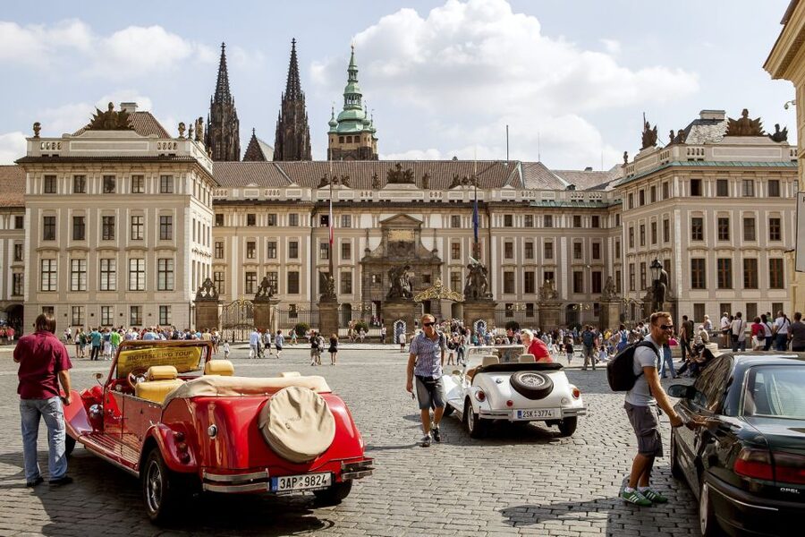 Prague: Skip-the-line Castle Ticket and Optional AudioGuide - Map and route planning: why the intro is more than a sales pitch