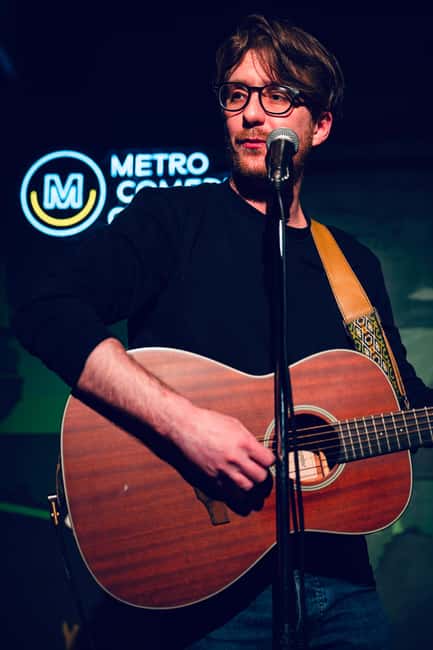 Prague: Sunday Live Music & Stand-Up Comedy Night in English - Finding Metro Comedy Club in Prague 1 (Malá Strana), close to Charles Bridge