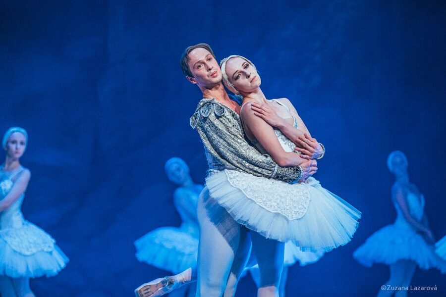Prague: The Best of Swan Lake Ballet Tickets - What happens during the 105 minutes: pacing, music, and the intermission