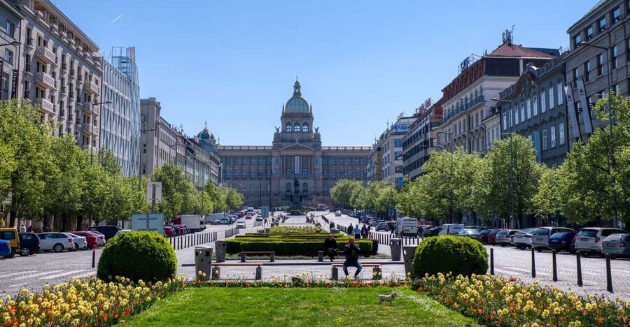 Prague Tour in Spanish - World Wars, Communism, and the Velvet Revolution Storyline