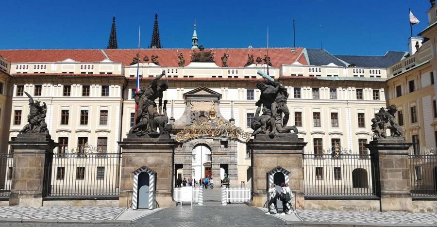Prague: Tour to Prague Castle with tickets included. Spanish - Spanish Prague Castle in 150 minutes, why it works