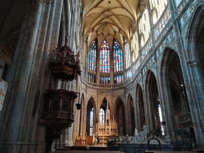 Prague: Tour to Prague Castle with tickets included. Spanish - Inside Prague Castle courtyards: where the view and the mood begin