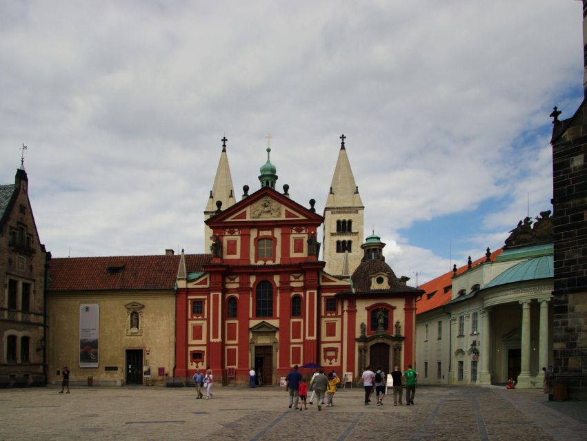 Prague: Tour to Prague Castle with tickets included. Spanish - Hradčany Square: the quick orientation moment