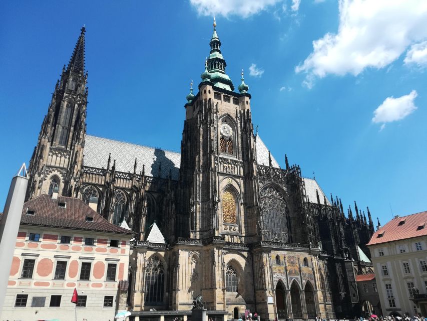 Prague: Tour to Prague Castle with tickets included. Spanish - St. George’s Basilica: shorter visit, strong payoff