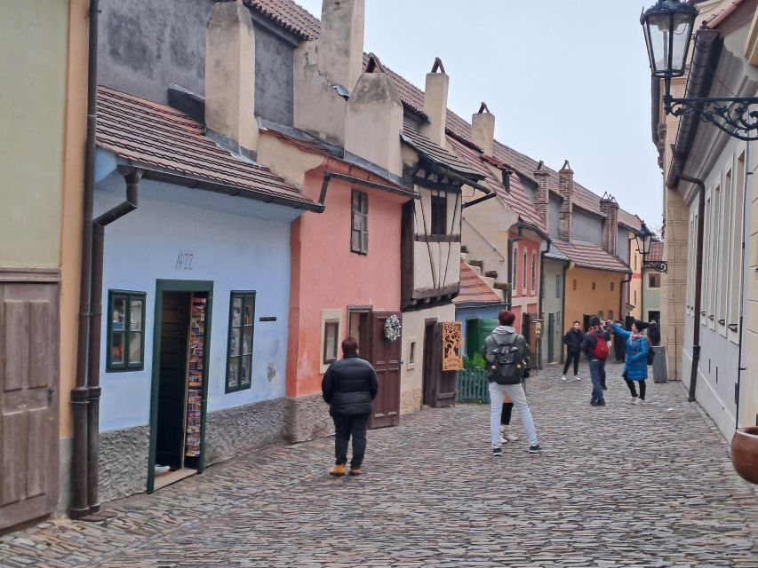 Prague: Tour to Prague Castle with tickets included. Spanish - Golden Lane: the best ending for photos and atmosphere