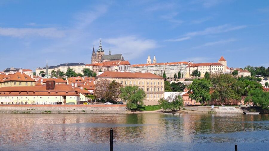 Prague: Tour to Prague Castle with tickets included. Spanish - Meeting at Malostranská, then a short tram hop