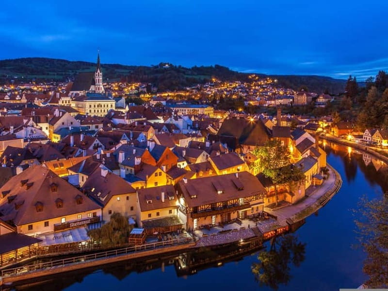 Prague: Transfer to Vienna via fabulous Cesky Krumlov - Walking Český Krumlov, a UNESCO Old Town You Can Actually Read