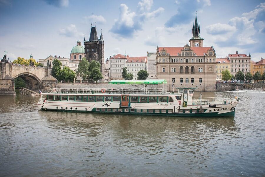 Prague: Vltava River Evening Dinner Cruise - Key points to know before you go
