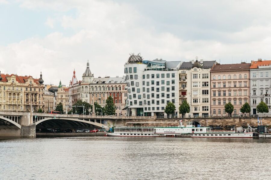 Prague: Vltava River Lunch Cruise in an Open-Top Glass Boat - Lunch on the water: buffet choices, queue reality, and what to order