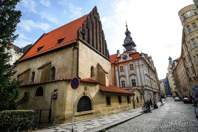 PRIVATE: 3h Stories of Prague Jewish Quarter Tour, drink included - Pickup, shoes, umbrellas, and synagogue dress code