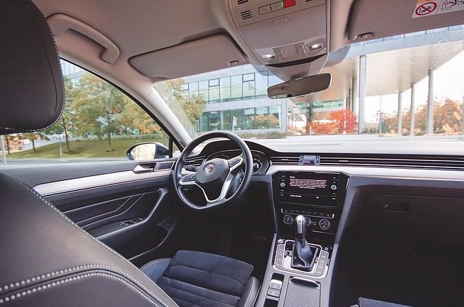 Private ARRIVAL Transfer by LIMOUSINE 3+1pax - The ride itself: about 30 minutes, and often faster than you expect