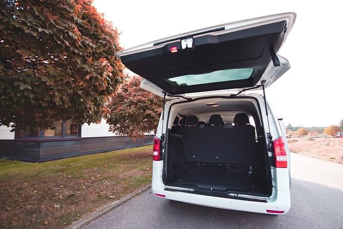 Private ARRIVAL Transfer by MINIVAN Mercedes Vito 8+1pax - Hotel pickup and drop-off in Prague, door-to-door style