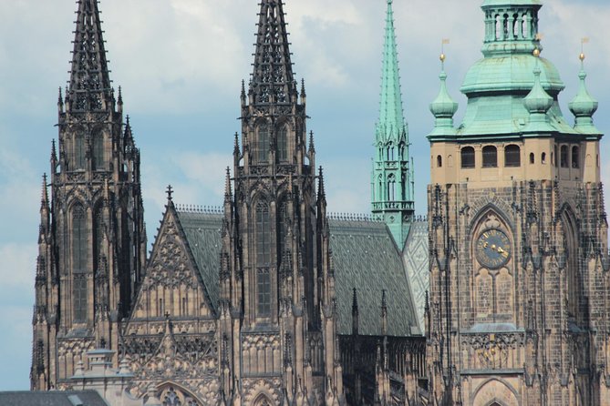 Private Best of Prague Tour with Tereza - Charles Bridge in 15 minutes: the connector you have to understand