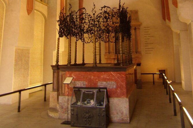 Private Tour of the Jewish Museum with Synagogues and Cemetery - Old Jewish Cemetery and the Ceremonial Hall, Where Memory Becomes Physical
