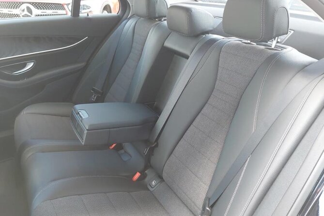 Private Transfer from Prague Airport to Prague City Hotels 1 - 3 pax - Practical tips so your pickup feels effortless