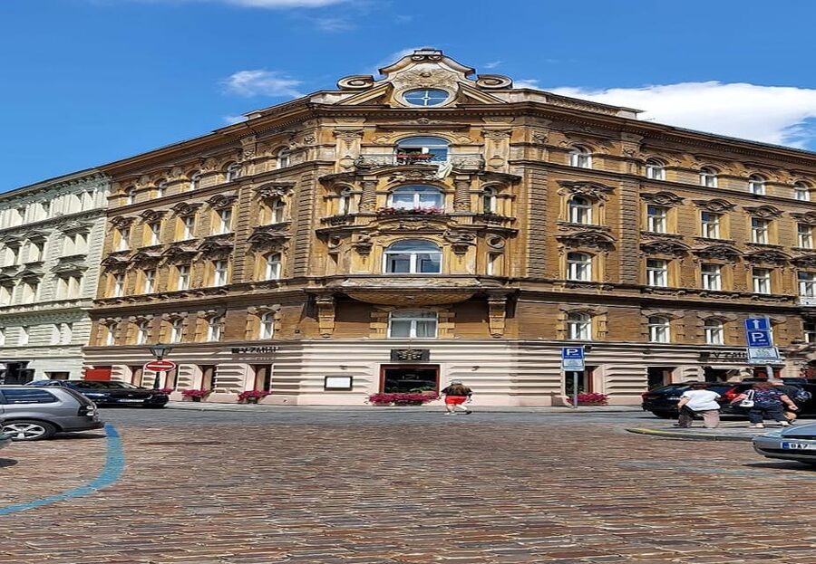 Skip-the-Line Private Tour of Prague Castle & Hidden Gems - The pace: 90 to 150 minutes that fit real sightseeing