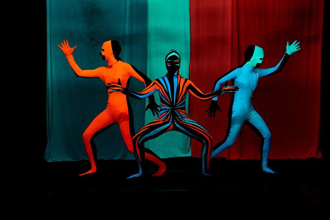 Skip the Line: WOW Show Black Light Theater in Prague Ticket - 4D effects: the fun part, and where expectations matter