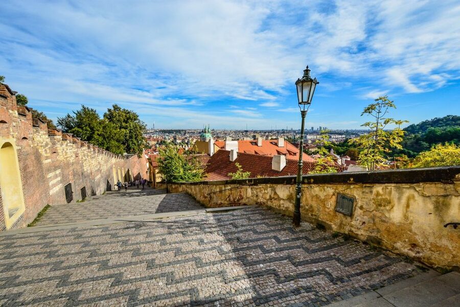 Tour around Prague Castle and Lesser Town in Spanish - Meet-up points, trams, and the easiest way to start on time