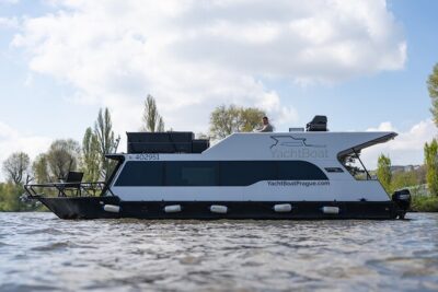 VIP Prague YachtBoat ONE Experience: All-You-Can-Drink