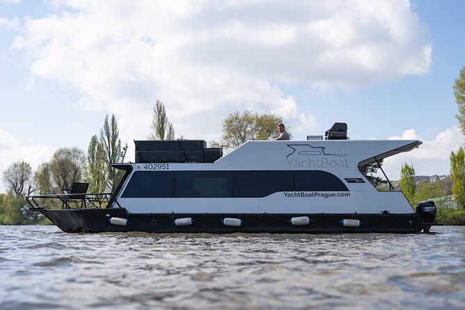 VIP Prague YachtBoat ONE Experience: All-You-Can-Drink - All-you-can-drink beer or Prosecco: how to make it work for your group