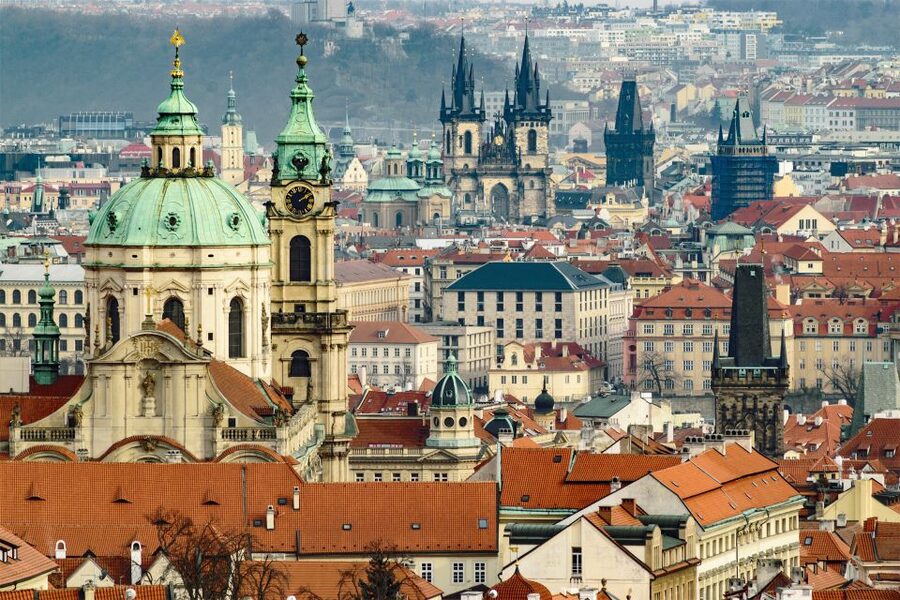 Walking tour of Prague in french: Old Town & Charles Bridge - Old Town Square: Jan Hus vs the Marian column and the clock’s 3 time systems