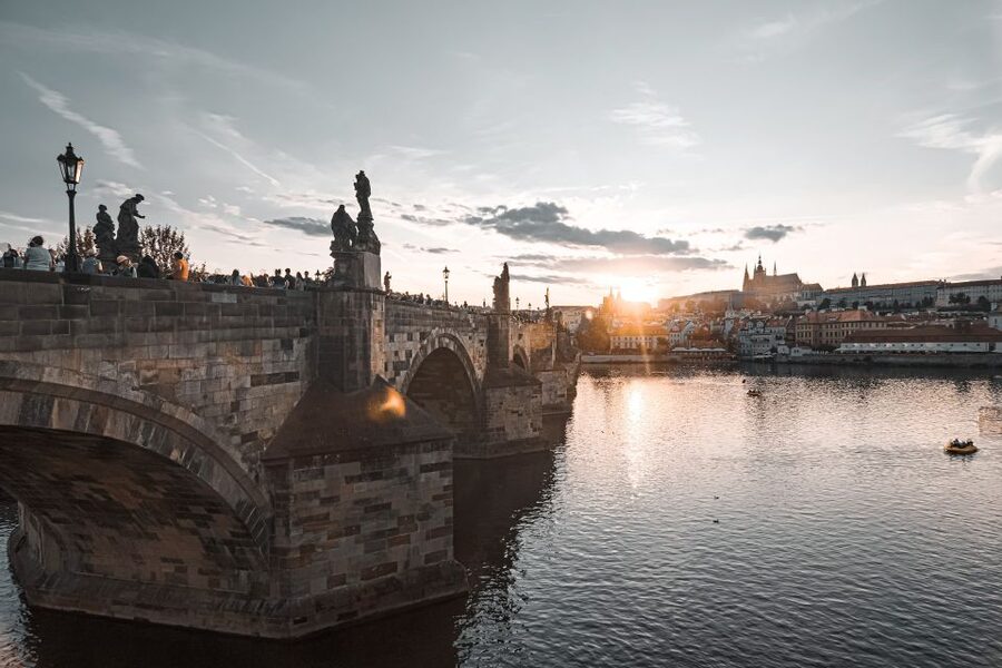 Walking tour of Prague in french: Old Town & Charles Bridge - Týn yard and Ungelt: trade lanes with deep Prague meaning